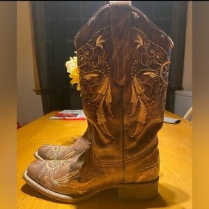 Women’s Dream Catcher Corral boots size 8.5